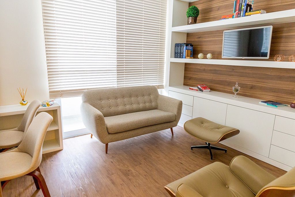 Ambiente claro e acolhedor do consultório psiquiátrico do Dr. Emilio G. Tazinaffo