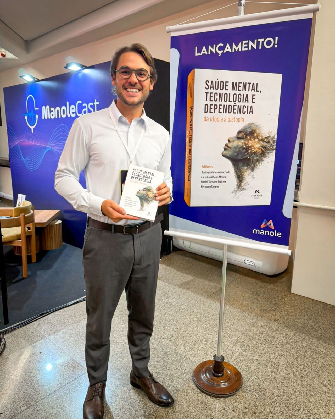 Dr. Emilio Tazinaffo no lançamento do livro Saúde Mental, Tecnologia e Dependência da Editora Manole