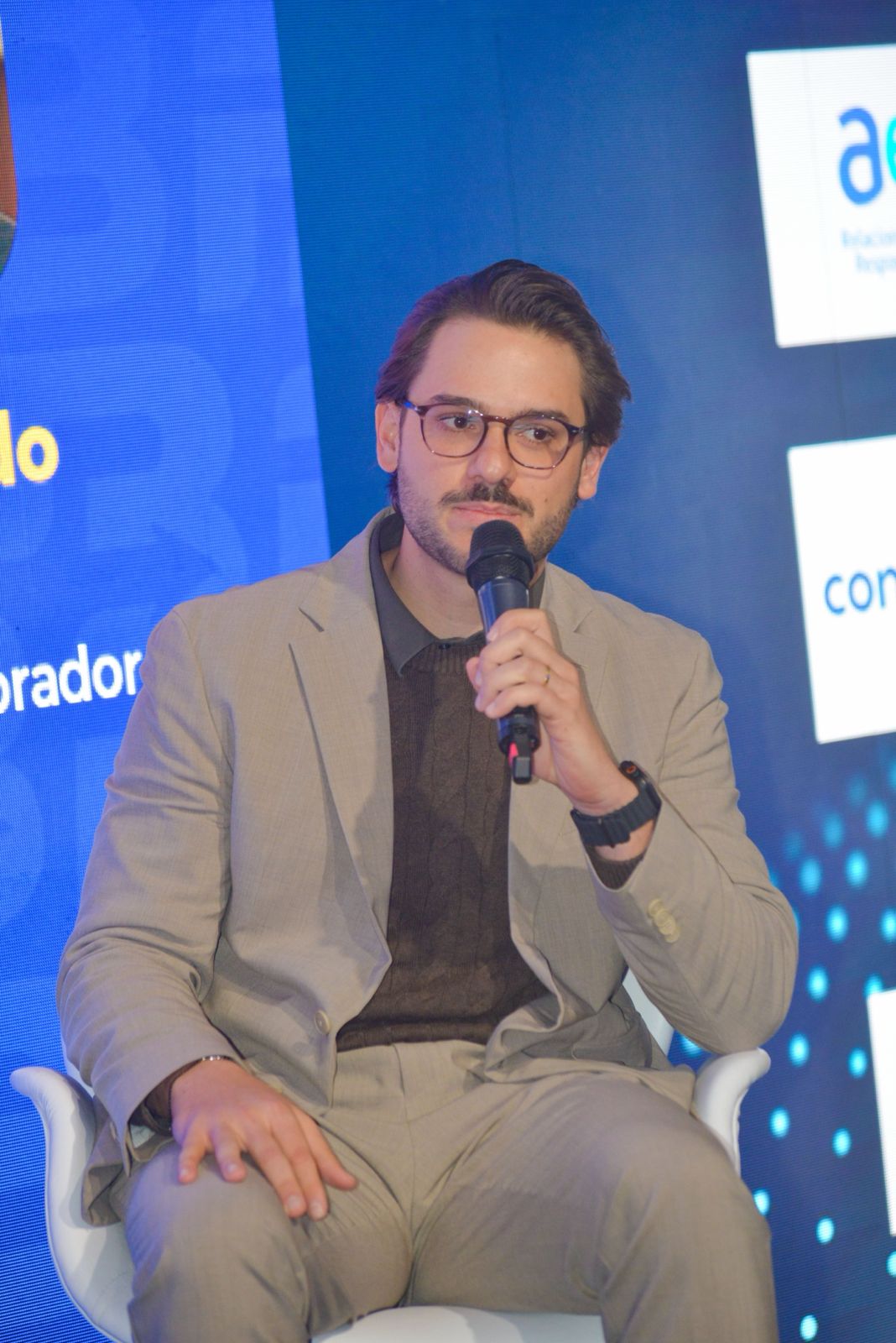Dr. Emilio Tazinaffo em mesa redonda e debate de especialistas em saúde mental