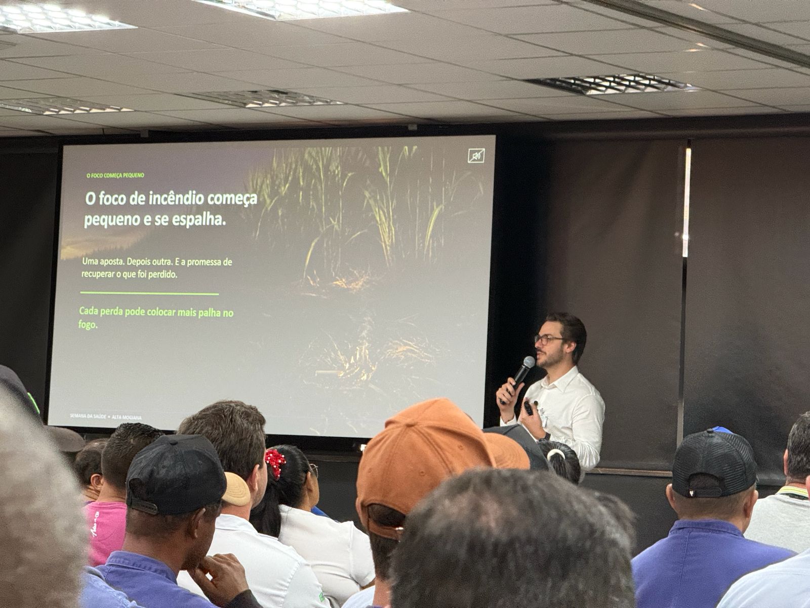 Dr. Emilio Tazinaffo palestrando para colaboradores na Semana da Saúde sobre prevenção de riscos e saúde mental