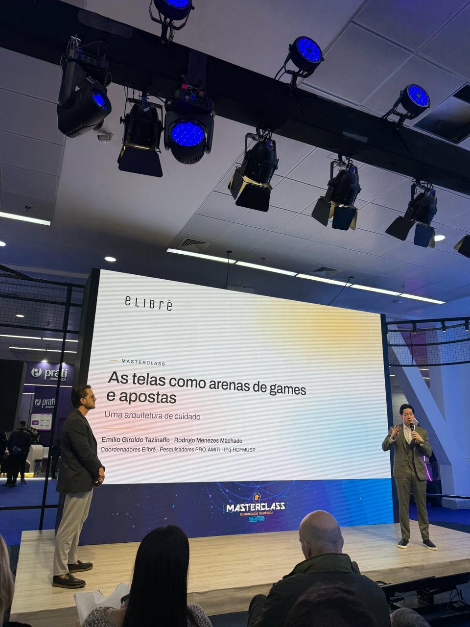 Dr. Emilio Tazinaffo na Masterclass apresentando sobre telas, games e apostas como pesquisador do PRO-AMITI IPq-HCFMUSP