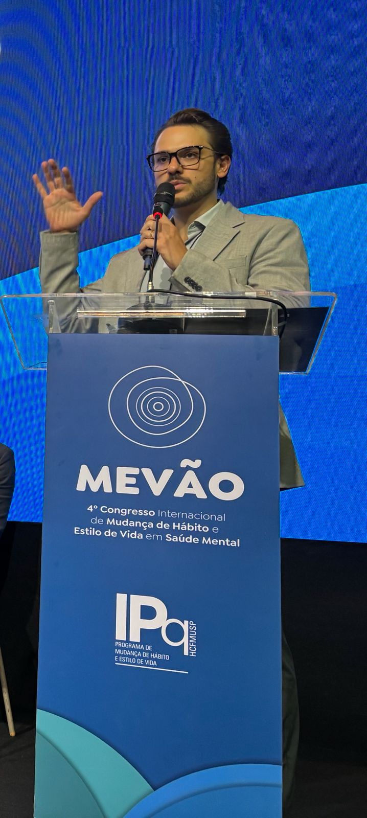 Dr. Emilio Tazinaffo no púlpito do 4º Congresso Internacional MEVÃO do IPq HCFMUSP