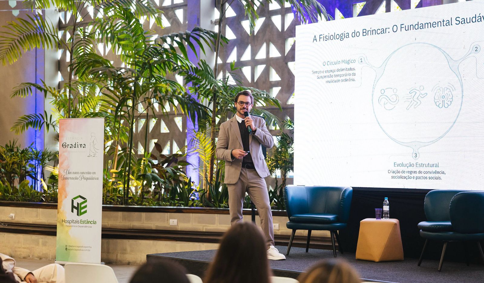 Dr. Emilio Tazinaffo no palco do Pluri Talks apresentando sobre fisiologia do brincar e saúde mental